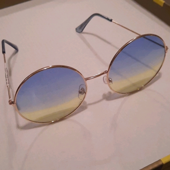 Ragstock Accessories - NWT Blue Yellow Ombre Circular Sunglasses
